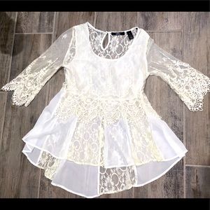 Buckle Boutique beige/white lace top